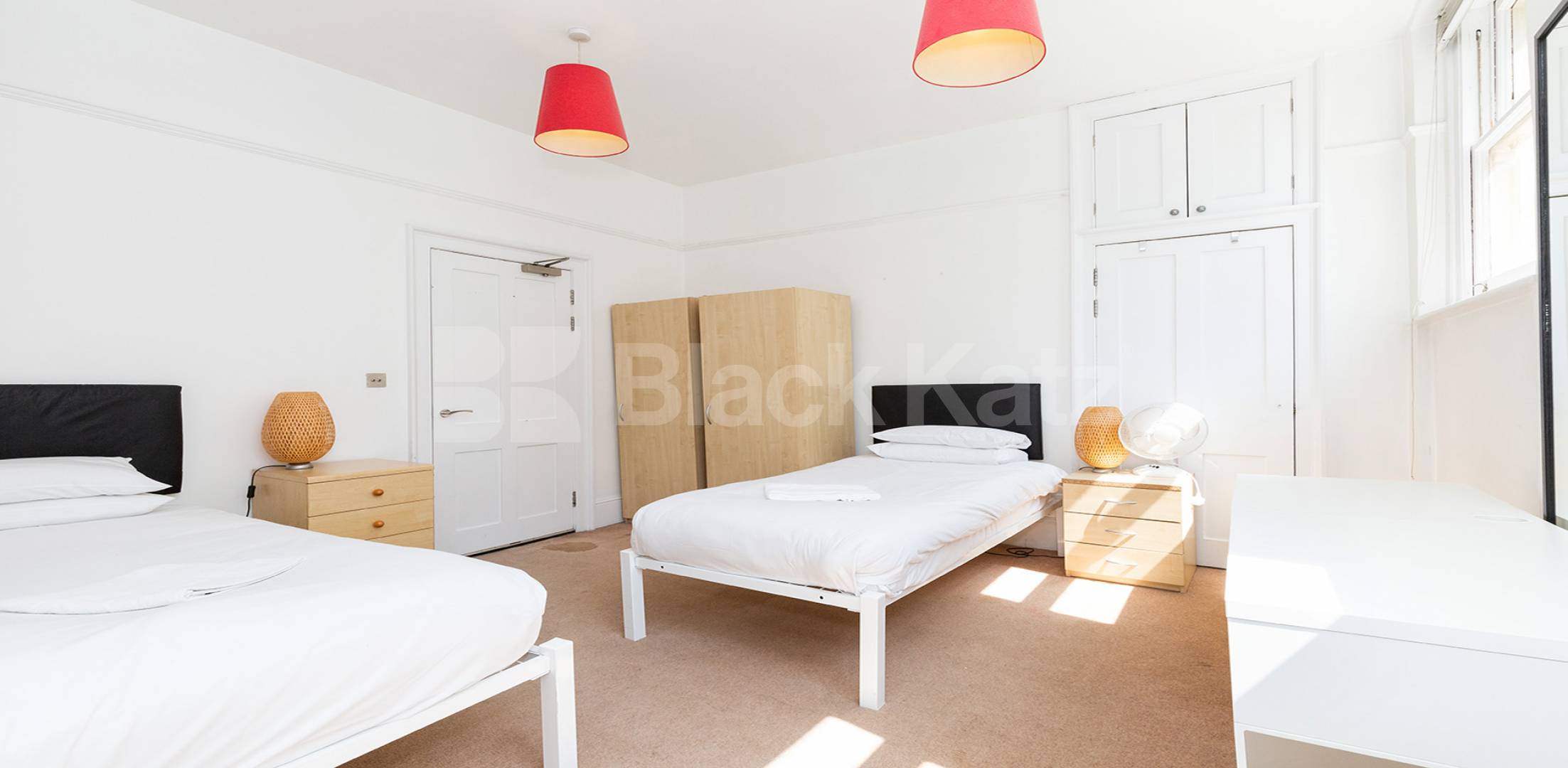 			SPACIOUS 3 BED TWO BATH IN BLOOMSBURY!, 3 Bedroom, 1 bath, 1 reception Flat			 Bloomsbury Place , BLOOMSBURY / RUSSELL SQUARE